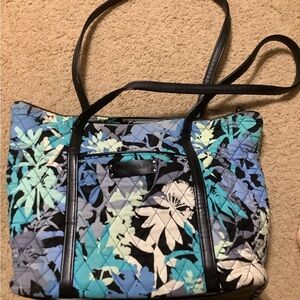 Vera Bradley purse. Great condition multiple pockets inside